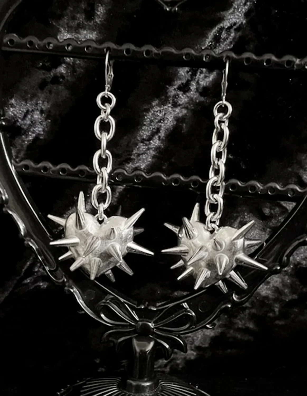 Antique Heart Thorns Spike Chain Dangle Earring - Image 6