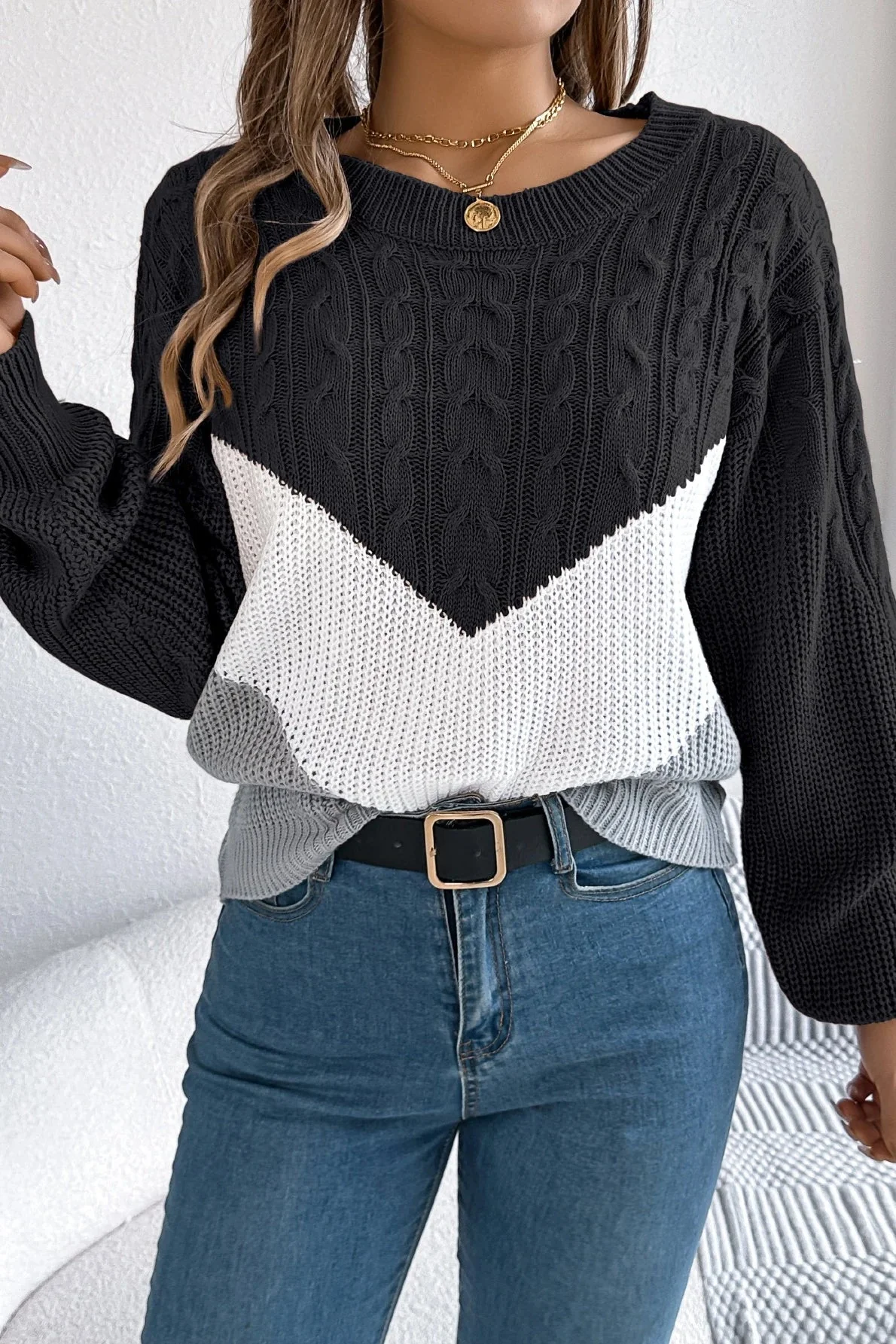 Colorblock Round Neck Pullover Sweater - Image 2