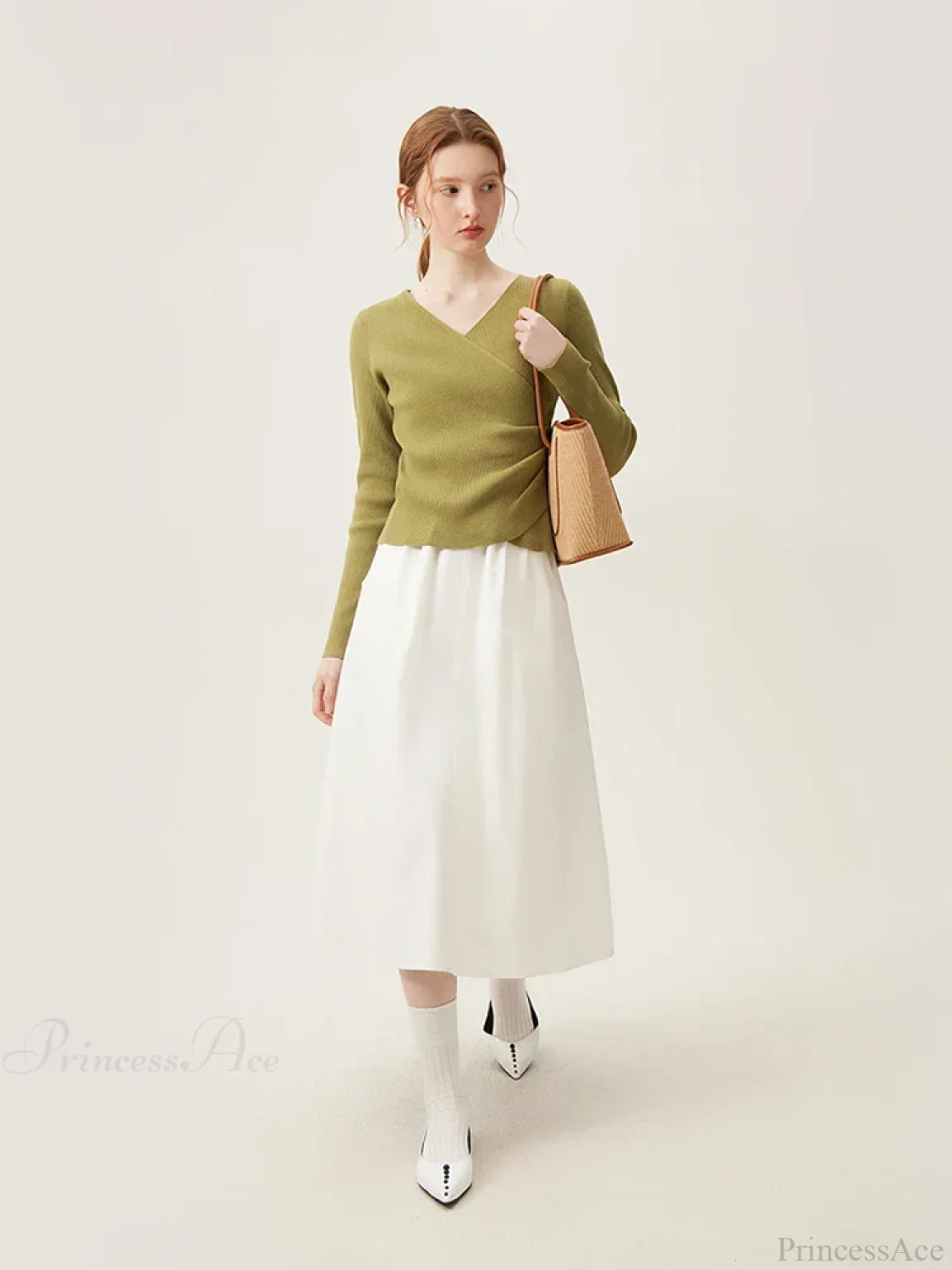 Minimalist V-neck Knit Bottom Sweater Sweater - Image 4