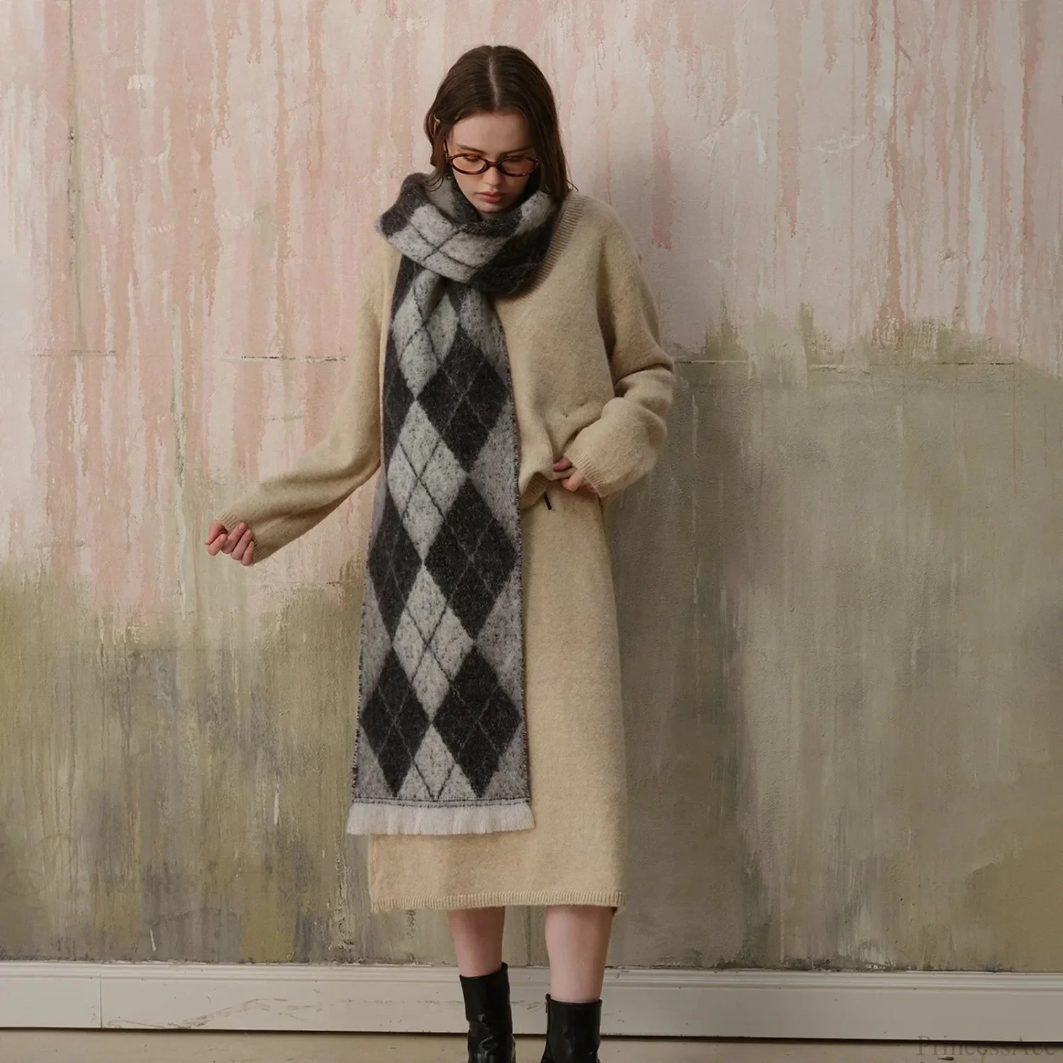 New Retro Argyle Jacquard Plaid Warm Neck Scarf for Autumn Winter 2024 - Image 3