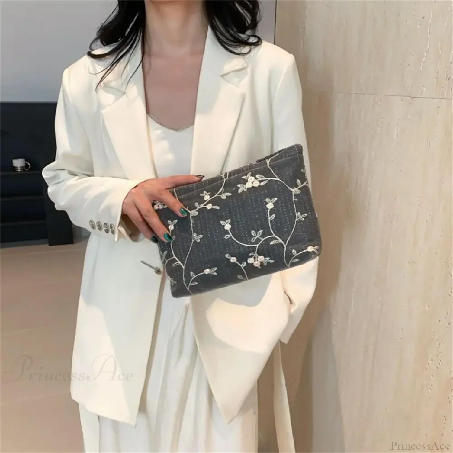 Rattan Handheld Straw Clutch Wristlet - Image 4
