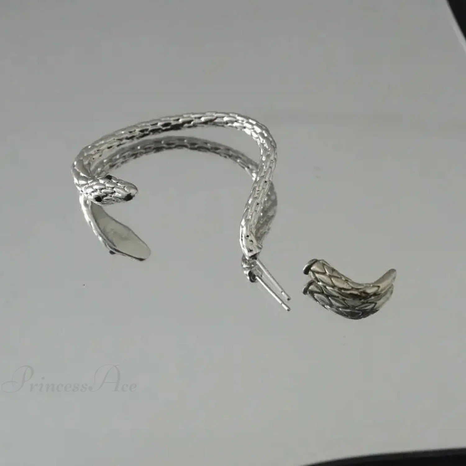 Reptile Rebellious Clasp Earring Without Piercing - Image 4