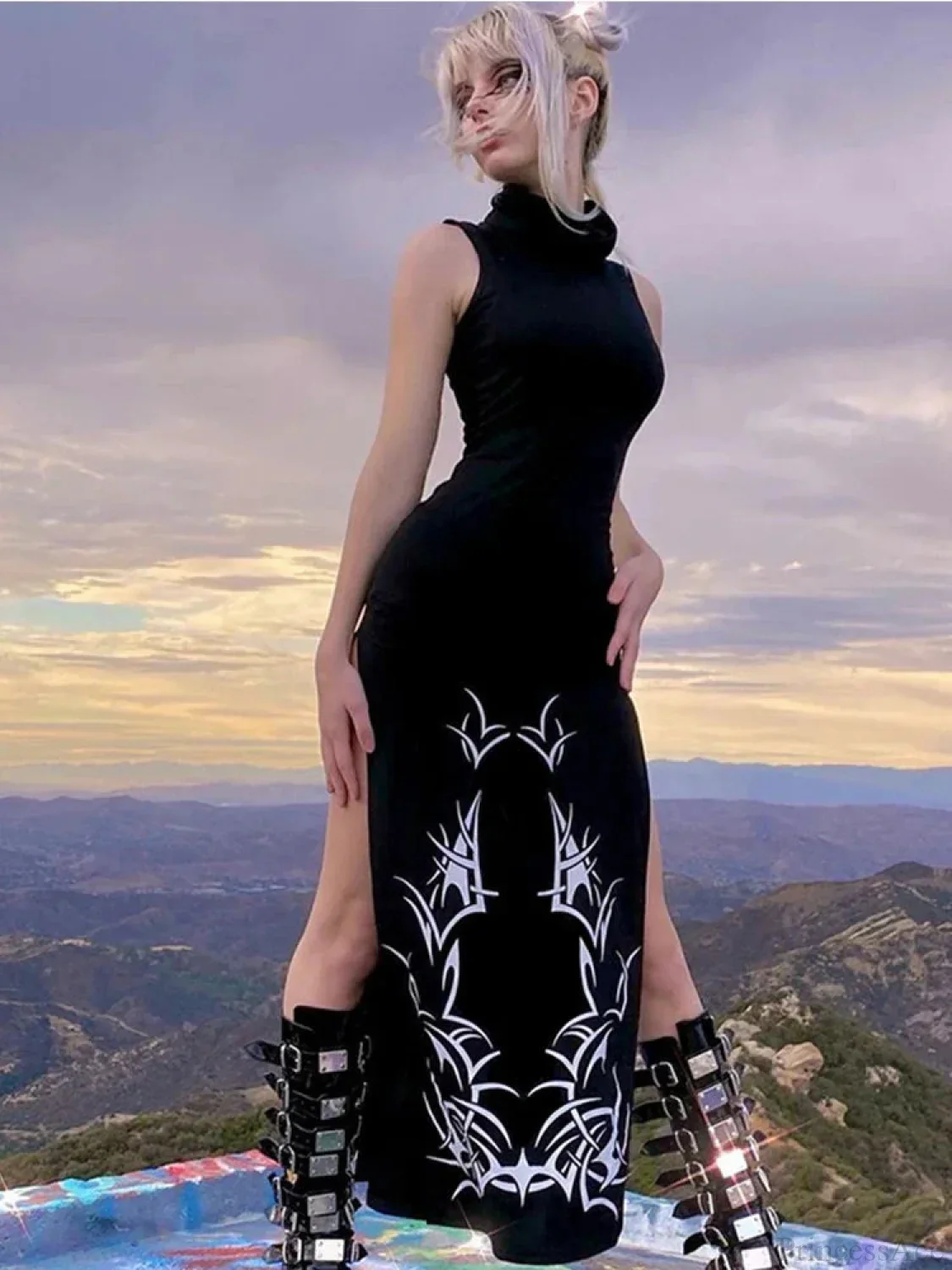 Sleeveless Mysterious Full-Length Dress - Image 3