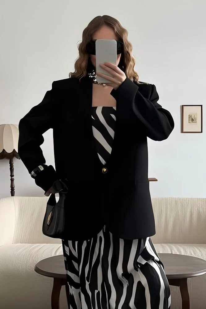 Solid Fitted Single-Breasted Regular Shoulder Blazer - Image 10