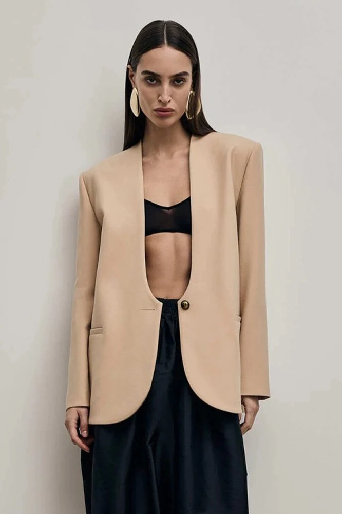 Solid Fitted Single-Breasted Regular Shoulder Blazer - Image 2