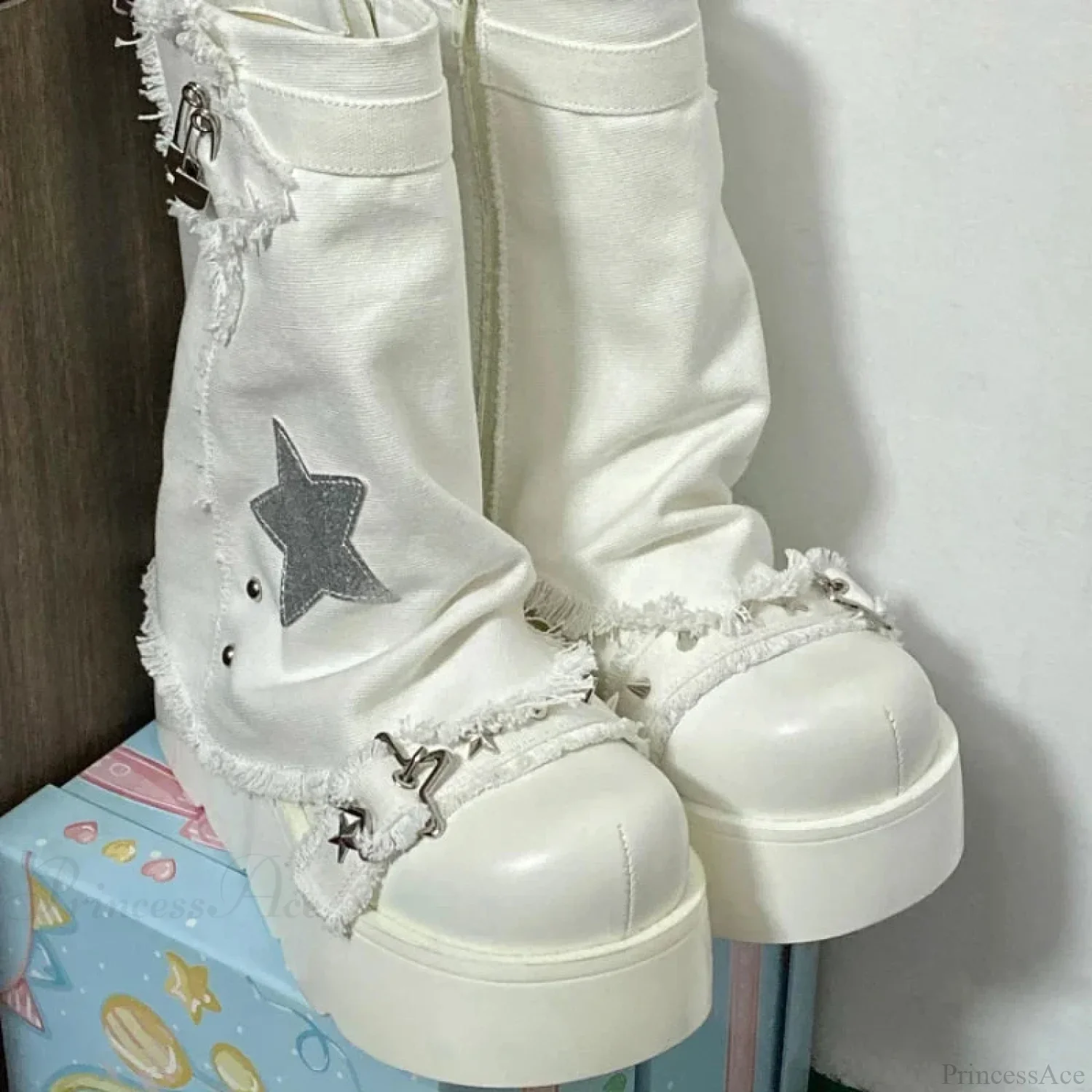 Sweet Lolita Canvas Y2K High-Heeled Gothic Boot
Modified Title: Charming Lolita Fabric 2000s Tall Gothic Boot - Image 2