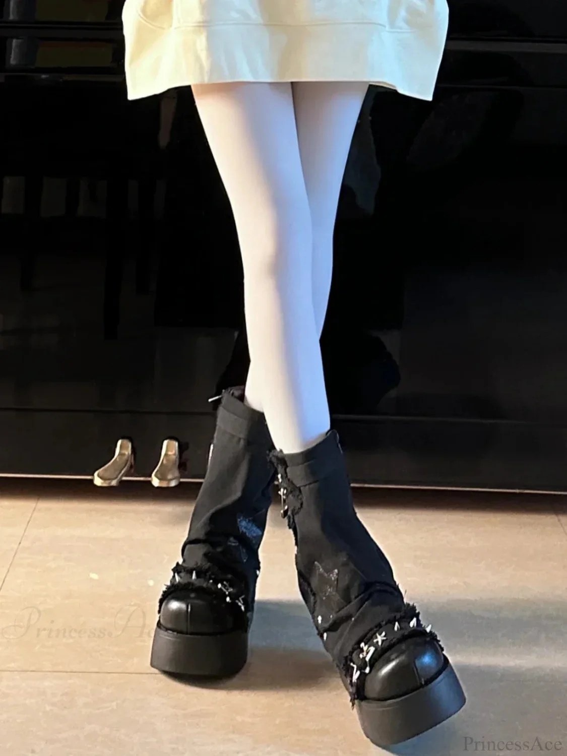 Sweet Lolita Canvas Y2K High-Heeled Gothic Boot
Modified Title: Charming Lolita Fabric 2000s Tall Gothic Boot - Image 4