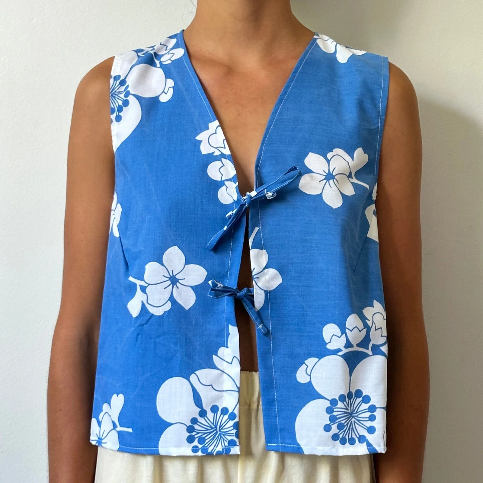 Tie Front V-Neck Crop Top - Image 2