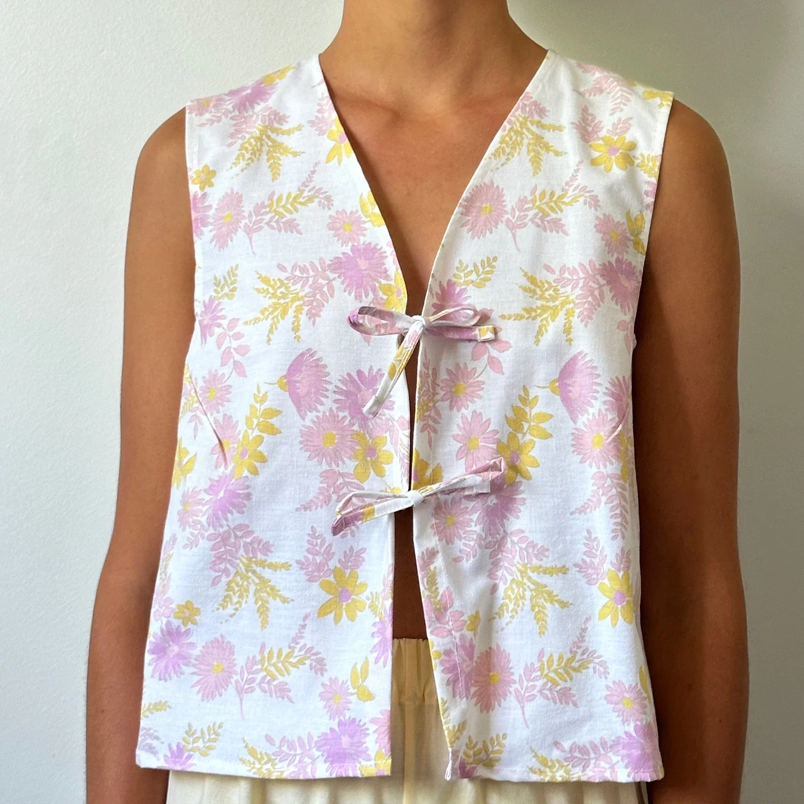 Tie Front V-Neck Crop Top - Image 3