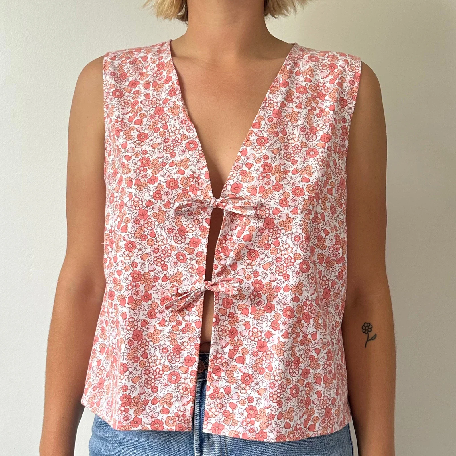 Tie Front V-Neck Crop Top - Image 4